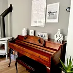 Loft De Estilo Industrial Con Jardin Y Garaje Privados Daire